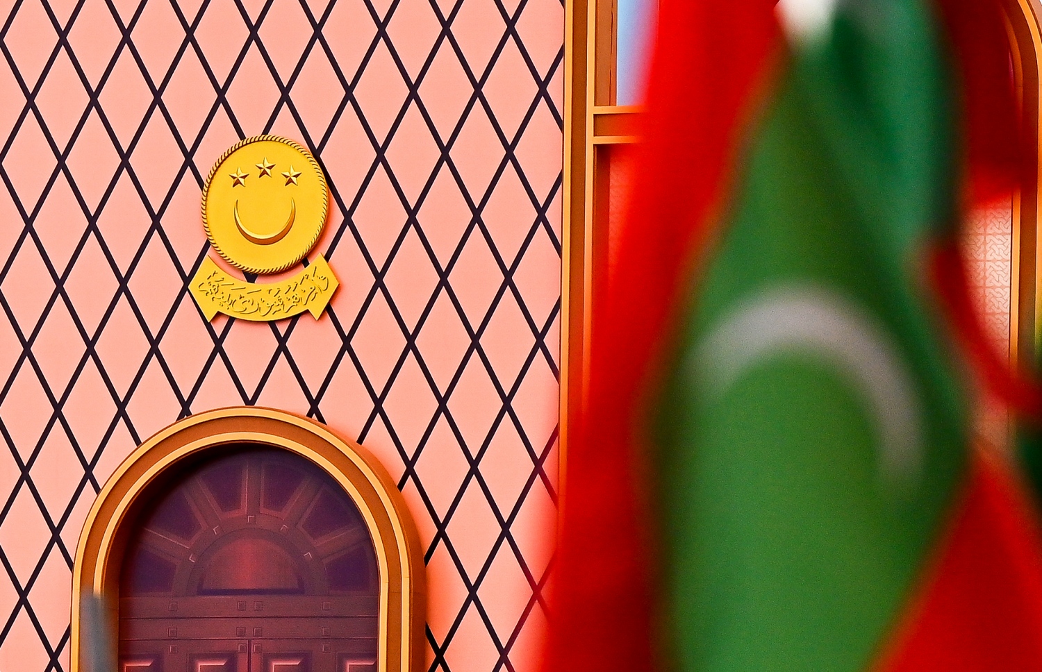 އިންތިހާބީ ރައީސް މުއިއްޒު މަގާމުގެ ހުވާކުރައްވާ ޖަލްސާއަށް ޖުމްހޫރީ މައިދާން ތައްޔާރުކުމުގެ ފަހުގެ ތައްޔާރީތައް ކުރިއަށް ދަނީ: ރައްޔިތުންގެ މަޖިލިހުގެ ޖަލްސާ ބާއްވާނީ މާދަމާ ހަވީރު 4:30 ގައި -- ފޮޓޯ: ފަޔާޒު މޫސާ | މިހާރު