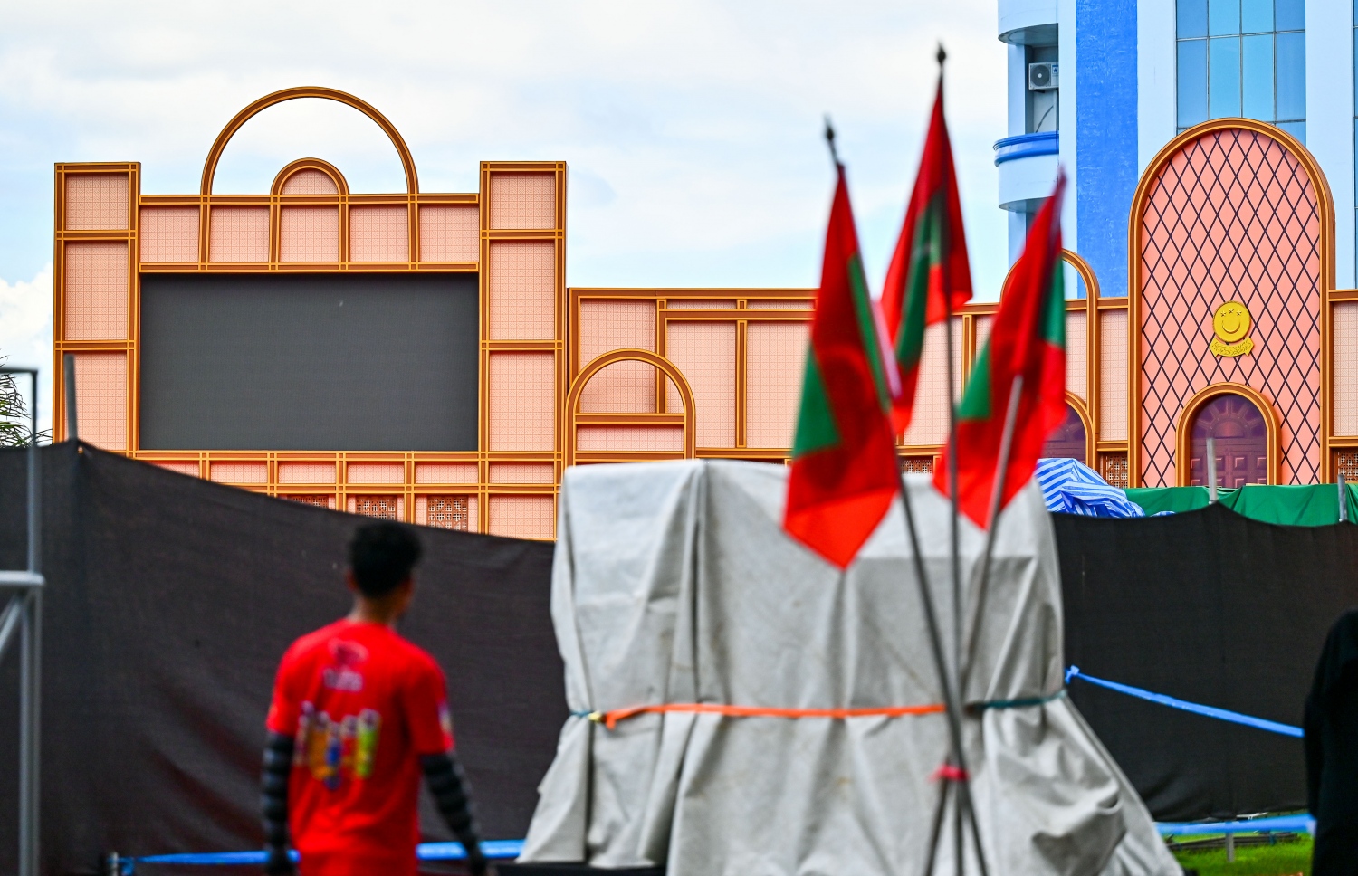 އިންތިހާބީ ރައީސް ޑރ މުހައްމދު މުއިއްޒު މަގާމުގެ ހުވާކުރައްވާ، ރައްޔިތުންގެ މަޖިލިހުގެ ޖަލްސާއަށް ޖުމްހޫރީ މައިދާން ތައްޔާރުކުރަނީ --ފޮޓޯ: ފަޔާޒު މޫސާ| މިހާރު