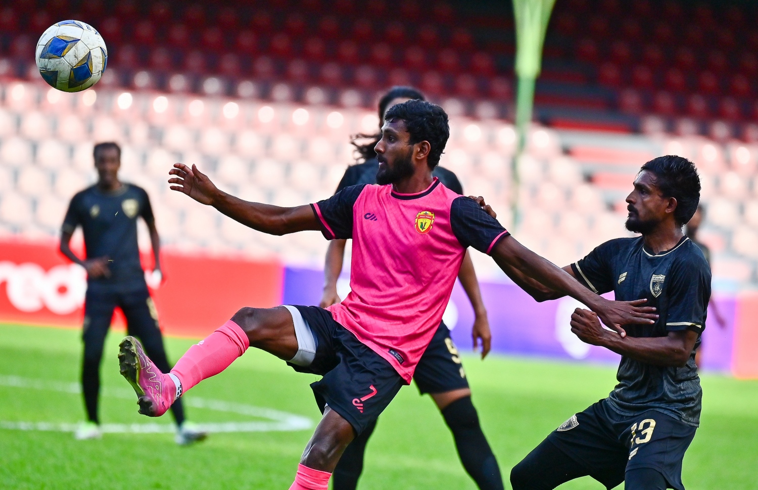 ޔޫވީގެ އަހުމަދު ބައްސާމް މުހައްމަދު ނައީމް، ބޯޅަ ހޯދަން މަސައްކަތް ކުރަނީ.-- ފޮޓޯ: ފަޔާޒް މޫސާ/ މިހާރު