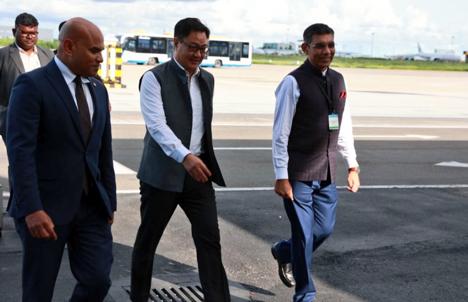 އިންތިހާބީ ރައީސް މުއިއްޒު ހުވާކުރެއްވުމުގެ ރަސްމިއްޔާތަށް ރާއްޖެ ވަޑައިގެންނެވި އިންޑިއާގެ އާތު ސައިންސް މިނިސްޓަރު ކިރެން ރިޖީޖޫ އާއި ރާއްޖޭގައި ހުންނަވާ އިންޑިއާ ސަފީރު މުނޫ މަހާވަރު ވެލާނާ އެއާޕޯޓުގައި.-- ފޮޓޯ: ފޮރިން މިނިސްޓްރީ