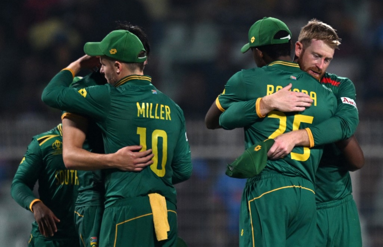 އިއްޔެގެ ސެމީ ފައިނަލަށް ފަހު ދެކުނު އެފްރިކާ ކުޅުންތެރިން އެކަކު އަނެކަކަށް ހިތްވަރުދެނީ.-- ފޮޓޯ: އޭއެފްޕީ