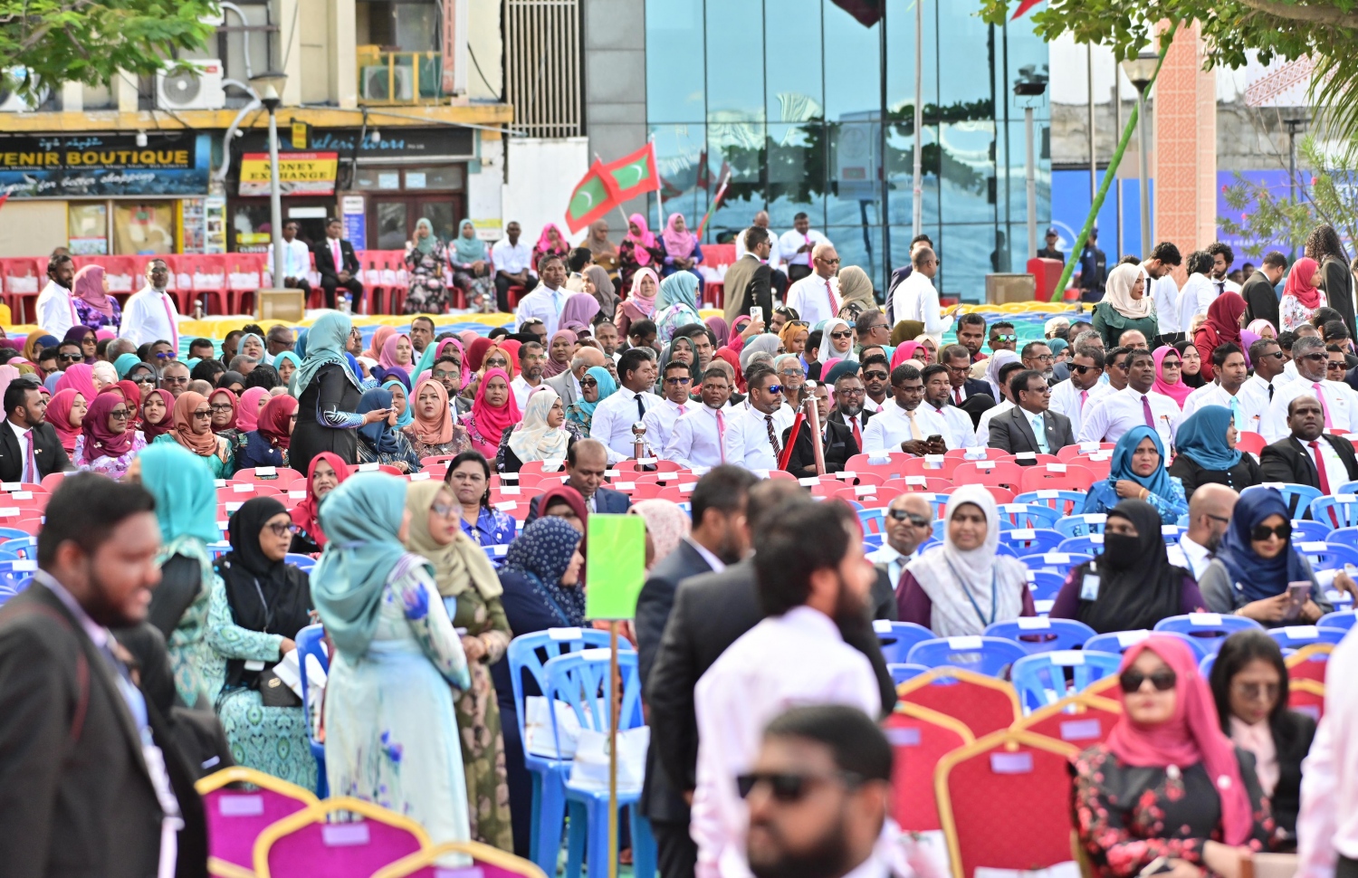 ޑރ. މުހައްމަދު މުއިއްޒު ރައީސްކަމުގެ ހުވާކުރެއްވުމުގެ ރަސްމިއްޔާތަށް ވަޑައިގެން ތިއްބެވި ބައެއް ބޭފުޅުން. -- ފޮޓޯ: ނިޝާން އަލީ/މިހާރު