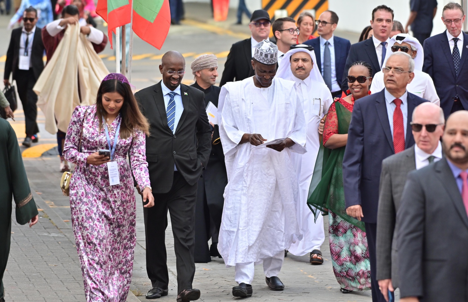 ދައުވަތު ލިބިފައިވާ ފަރާތްތަކުން ޑރ. މުއިއްޒު ހުވާކުރައްވާ ރަސްމިއްޔާތުަގައި ބައިވެރިވުމަށް ޖުމްހޫރީ މައިދާނުގައި.---ފޮޓޯ: ނިޝާން އަލީ| މިހާރު