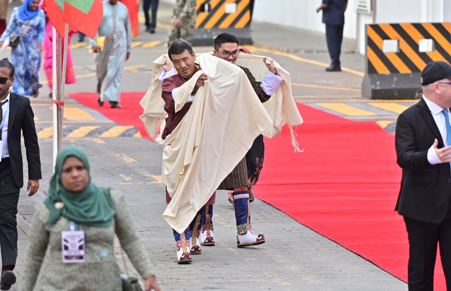 ދައުވަތު ލިބިފައިވާ ފަރާތްތަކުން ޑރ. މުއިއްޒު ހުވާކުރައްވާ ރަސްމިއްޔާތުަގައި ބައިވެރިވުމަށް ޖުމްހޫރީ މައިދާނުގައި.---ފޮޓޯ: ނިޝާން އަލީ| މިހާރު