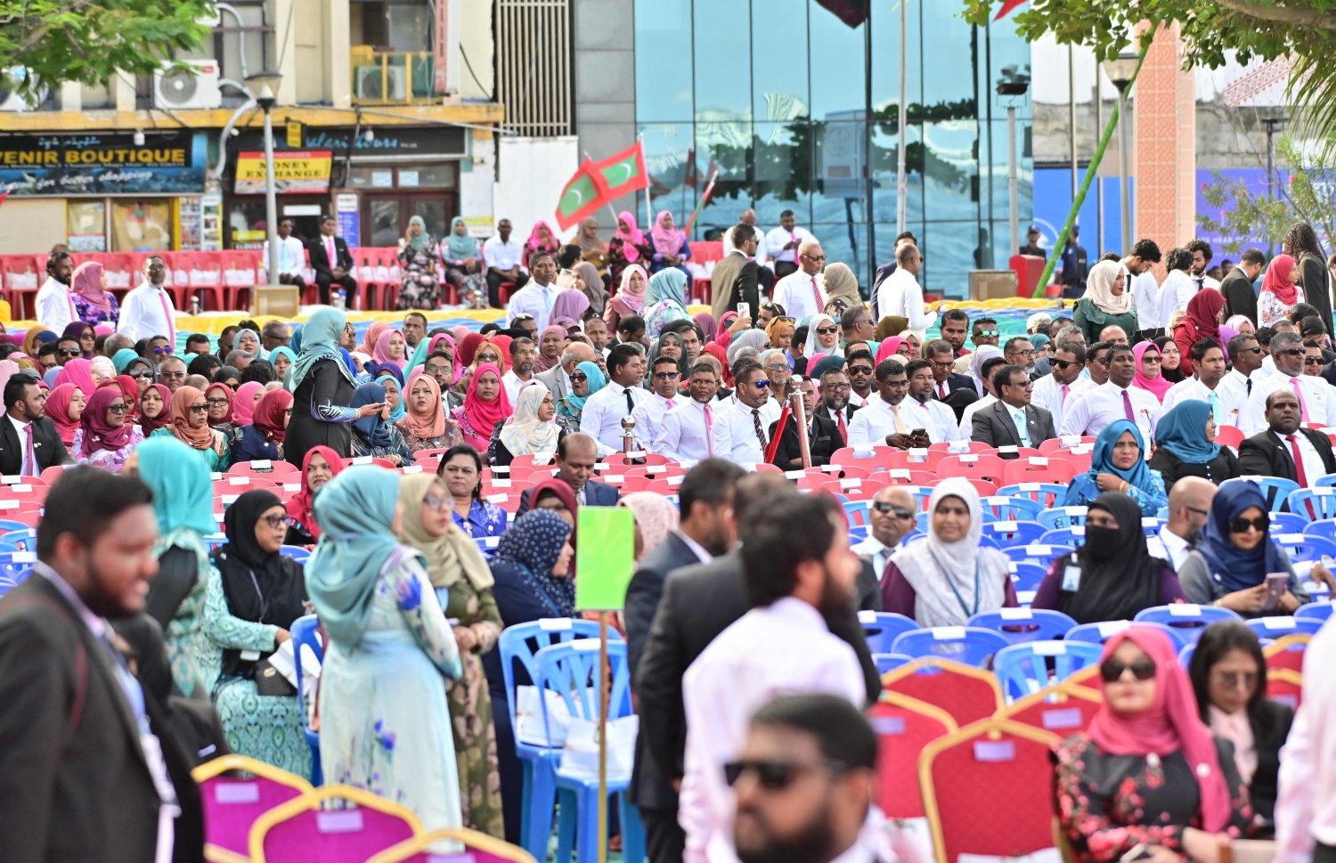 ދައުވަތު ލިބިފައިވާ ފަރާތްތަކުން ޑރ. މުއިއްޒު ހުވާކުރައްވާ ރަސްމިއްޔާތުަގައި ބައިވެރިވުމަށް ޖުމްހޫރީ މައިދާނުގައި.---ފޮޓޯ: ނިޝާން އަލީ| މިހާރު