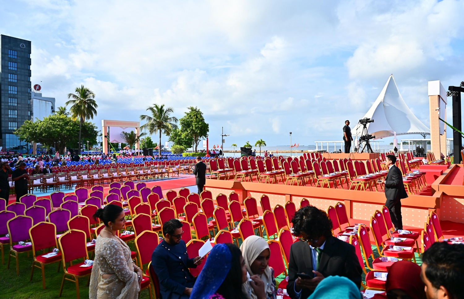 ދައުވަތު ލިބިފައިވާ ފަރާތްތަކުން ޑރ. މުއިއްޒު ހުވާކުރައްވާ ރަސްމިއްޔާތުަގައި ބައިވެރިވުމަށް ޖުމްހޫރީ މައިދާނުގައި.---ފޮޓޯ: ނިޝާން އަލީ| މިހާރު