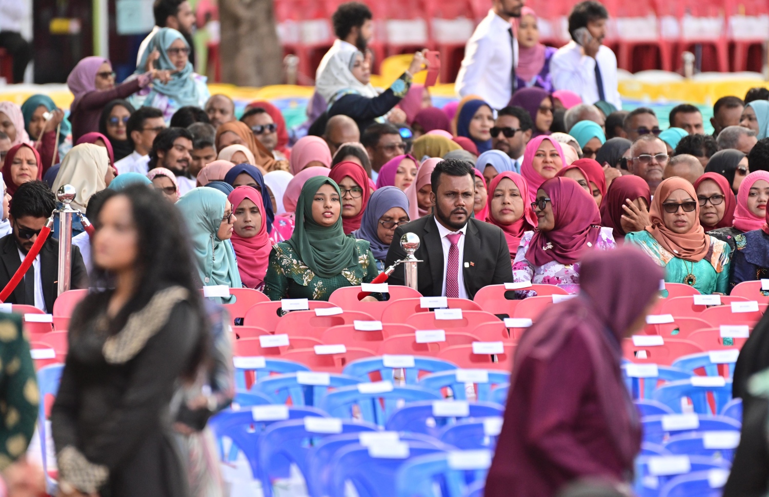 ދައުވަތު ލިބިފައިވާ ފަރާތްތަކުން ޑރ. މުއިއްޒު ހުވާކުރައްވާ ރަސްމިއްޔާތުަގައި ބައިވެރިވުމަށް ޖުމްހޫރީ މައިދާނުގައި.---ފޮޓޯ: ނިޝާން އަލީ| މިހާރު