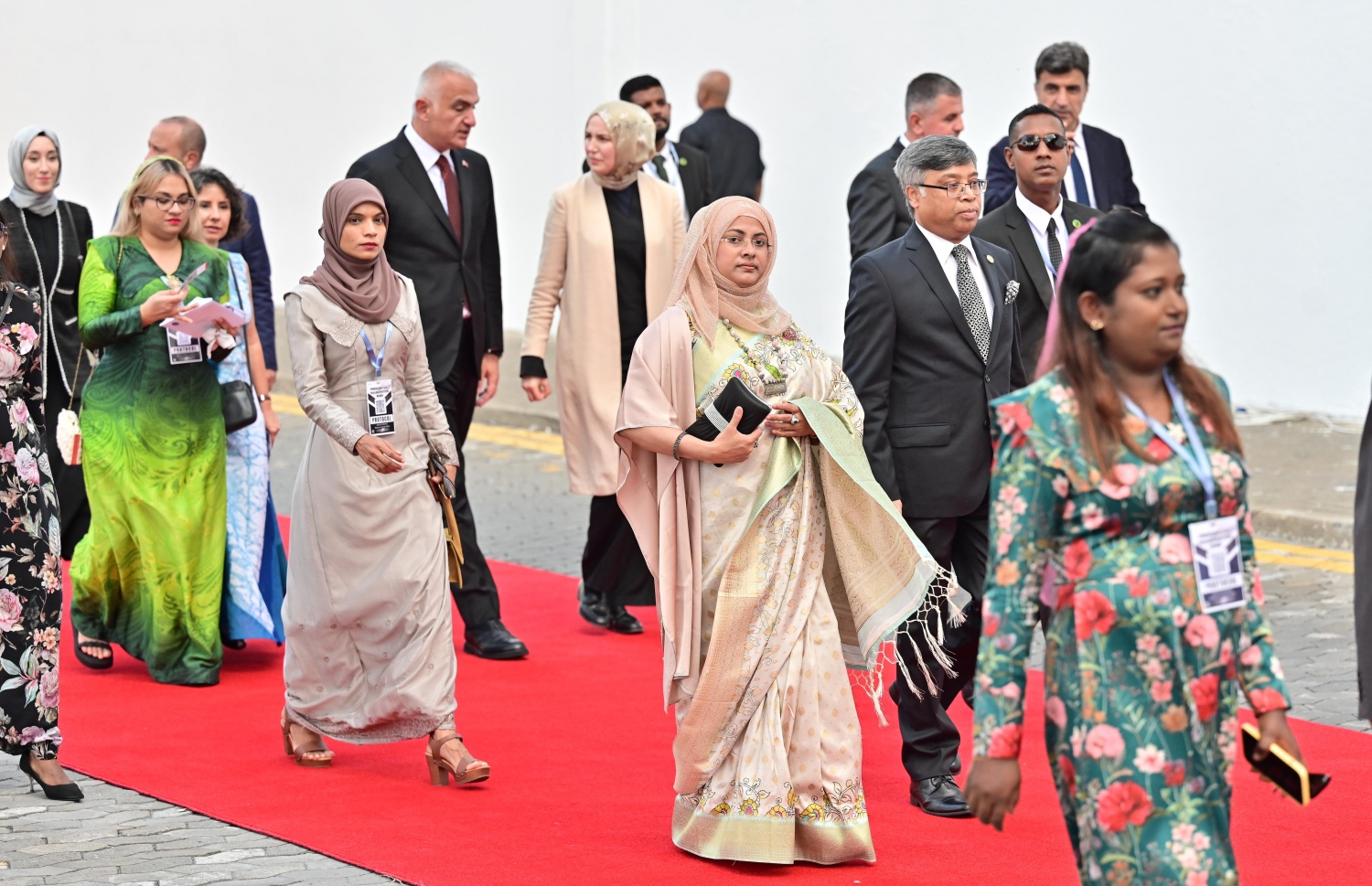 ދައުވަތު ލިބިފައިވާ ފަރާތްތަކުން ޑރ. މުއިއްޒު ހުވާކުރައްވާ ރަސްމިއްޔާތަށް ވަޑައިގަންނަވަނީ.---ފޮޓޯ: ނިޝާން އަލީ| މިހާރު