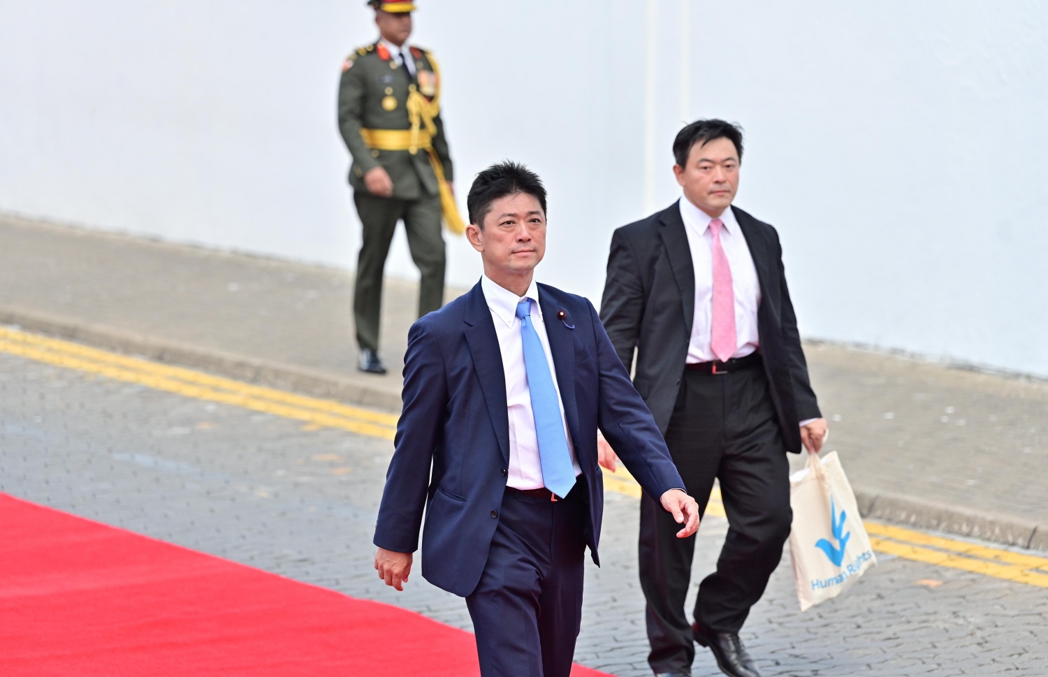 ދައުވަތު ލިބިފައިވާ ފަރާތްތަކުން ޑރ. މުއިއްޒު ހުވާކުރައްވާ ރަސްމިއްޔާތުަގައި ބައިވެރިވުމަށް ޖުމްހޫރީ މައިދާނުގައި.---ފޮޓޯ: ނިޝާން އަލީ| މިހާރު