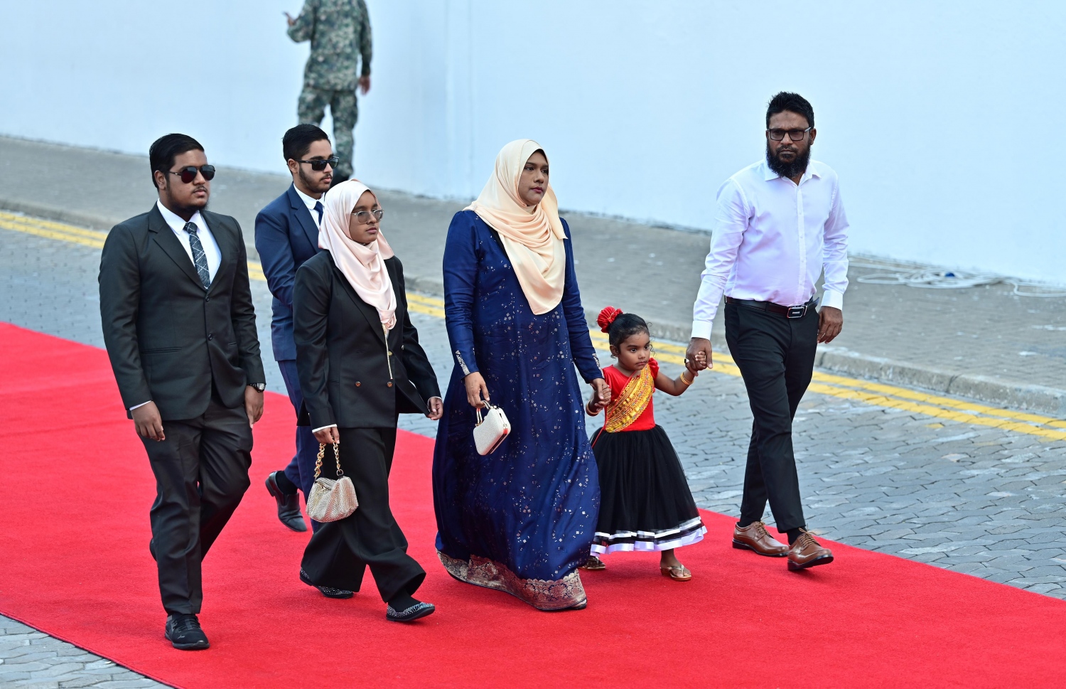 ދައުވަތު ލިބިފައިވާ ފަރާތްތަކުން ޑރ. މުއިއްޒު ހުވާކުރައްވާ ރަސްމިއްޔާތުަގައި ބައިވެރިވުމަށް ޖުމްހޫރީ މައިދާނުގައި.---ފޮޓޯ: ނިޝާން އަލީ| މިހާރު