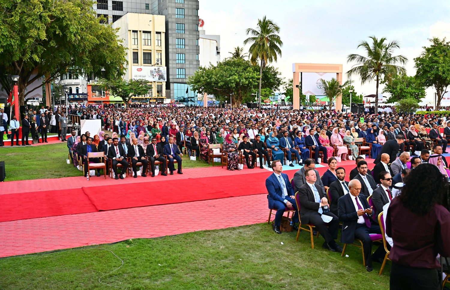 މުއިއްޒު، ކުރިއަށް އޮތް ފަސް އަހަރަށް ގައުމުގެ ވެރިކަން ކުރެއްވުމުގެ ހުވާ ކުރެއްވުމަށް މިއަދު ބޭއްވި ރަސްމިއްޔާތުގައި ބައިވެރިވި ބައެއް މީހުން.-- ފޮޓޯ: ނިޝާން އަލީ/ މިހާރު