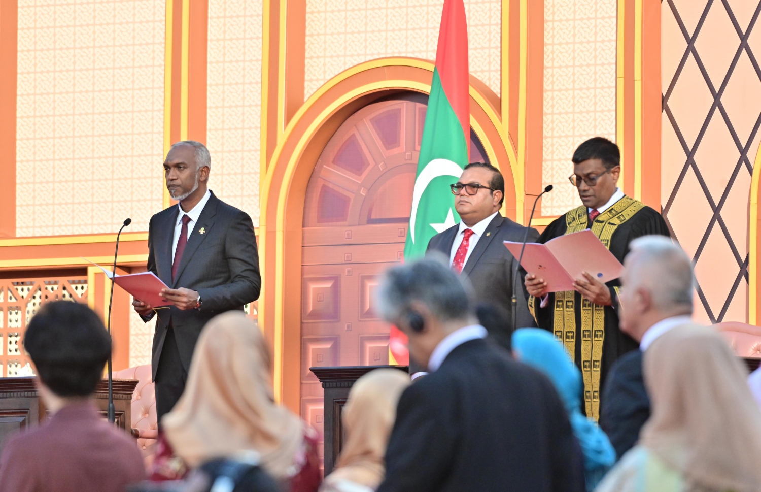 ޑރ. މުއިއްޒު ރައީސްކަމުގެ ހުވާ ކުރައްވަނީ.---ފޮޓޯ: ނިޝާން އަލީ| މިހާރު