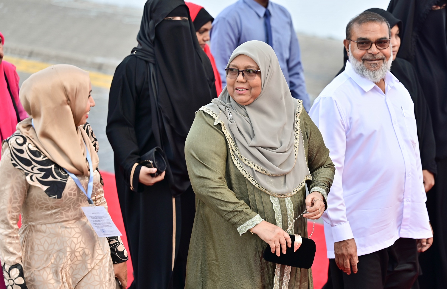 ޑރ. މުހައްމަދު މުއިއްޒު ރައީސުލްޖުމްހޫރިއްޔާ ކަމުގެ ހުވާކުރެއްވުމަށް ބޭއްވި ރަސްމިއްޔާތުގައި އެމަނިކުފާނުގެ މަންމާފުޅު ހުސްނާ އާދަމް.-- ފޮޓޯ: ނިޝާން އަލީ | މިހާރު