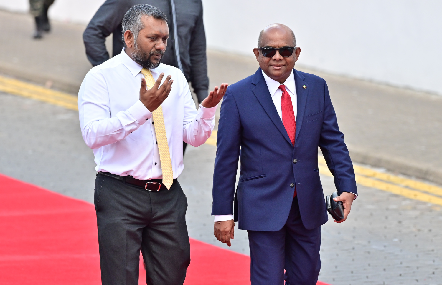 އެމްޑީޕީގެ ޗެއާޕާސަންގެ މަގާމުން ރޭ އިސްތިއުފާ ދެއްވި ފައްޔާޒާއި ކުރީގެ ފޮރިން މިނިސްޓަރު ޝާހިދު: ކުރިއަށް އޮތް ރިޔާސީ އިންތިހާބުގައި އެމްޑީޕީގެ ޓިކެޓް ހޯއްދަވަން މަސައްކަތް ކުރައްވާ ލީޑަރުންގެ ތެރޭގައި ޝާހިދު ވެސް ހިމެނިވަޑައިގަންނަވާ ކަމުގެ އަޑުގަދަ.