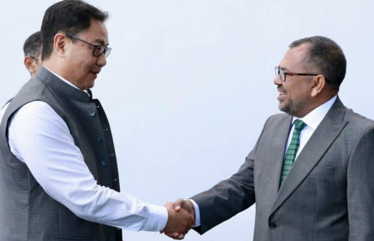 އާ ރައީސް ޑރ. މުއިއްޒު މަގާމުގެ ހުވާކުރެއްވި ރަސްމިއްޔާތަށް ވަޑައިގެންނެވި އިންޑިއާގެ މިނިސްޓަރާ، ފޮރިން މިނިސްޓަރު ޒަމީރު ސަލާން ކުރައްވަނީ: ރާއްޖެ-އިންޑިއާއާ ގުޅުން ހުރި މަސަލަތައް ހައްލުކުރަން އެ ގައުމާ އެކު މަސައްކަތް ކުރައްވަން ބޭނުންވާ ކަމަށް ޒަމީރު ވިދާޅުވި.-- ފޮޓޯ: ފޮރިން މިނިސްޓްރީ