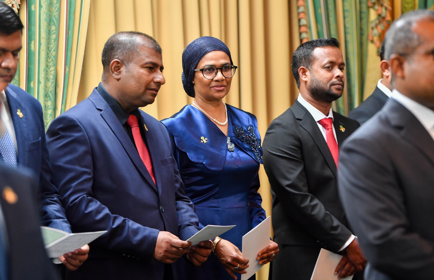 މިސްޓަރުކަމަށް އައްޔަންކުރެއްވި ބައެއް ބޭފުޅުން ރައީސް އޮފީހުގައި ބޭއްވި ހުވާކުރުމުގެ ރަސްމިއްޔާތުގައި ބައިވެރިވަނީ -- ފޮޓޯ: ރައީސް އޮފީސް