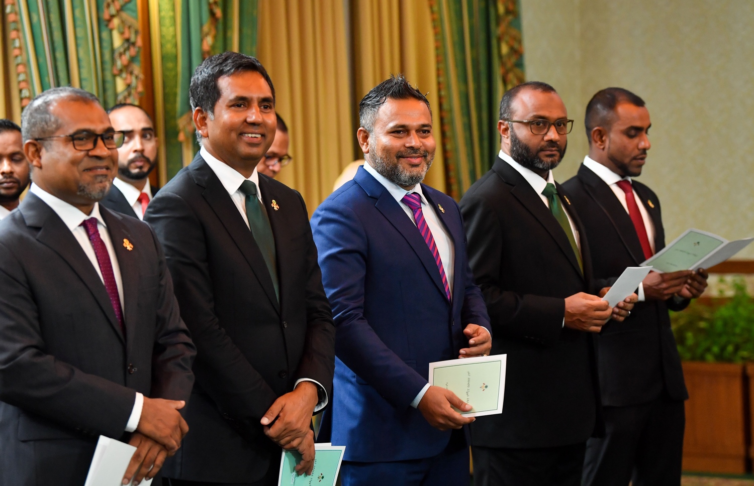 މިސްޓަރުކަމަށް އައްޔަންކުރެއްވި ބައެއް ބޭފުޅުން ރައީސް އޮފީހުގައި ބޭއްވި ހުވާކުރުމުގެ ރަސްމިއްޔާތުގައި ބައިވެރިވަނީ: މި ސަރުކާރުގައި އާ މިނިސްޓްރީތައް ވެސް ހިމެނޭ -- ފޮޓޯ: ރައީސް އޮފީސް