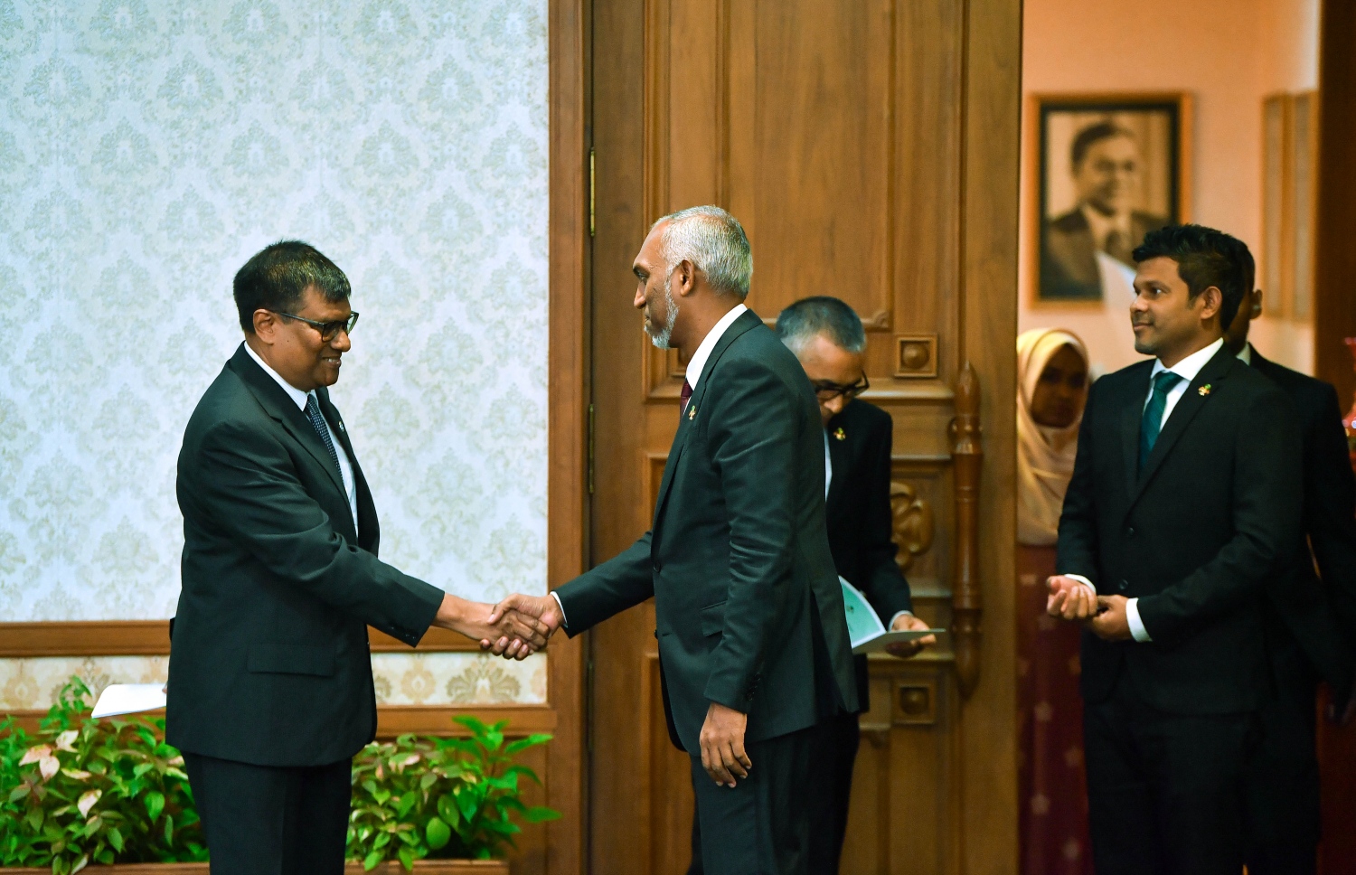 އާ ސަރުކާރުގެ ކެބިނެޓް ހުވާކުރުމުގެ ރަސްމިއްޔާތުގައި ރައީސް ޑރ މުހައްމަދު މުއިއްޒު ބައިވެރިވެ ވަޑައިގެން، އުއްތަމަފަނޑިޔާރު ޑރ. މުއުތަސިމް އަދުނާންއާ ސަލާންކުރައްވަނީ  -- ފޮޓޯ: ރައީސް އޮފީސް