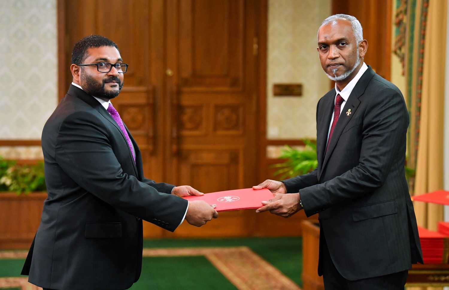 ރައީސް ޑރ މުހައްމަދު މުއިއްޒު ސަރުކާރުގެ ޑިފެންސް މިނިސްޓަރުކަމަށް އައްޔަންކުރެއްވި މުހަންމަދު ޣައްސާން މައުމޫންއަށް މަގާމުގެ ލިޔުން ރައީސް ޑރ މުއިއްޒު ހަވާލުކޮއްދެއްވަނީ -- ފޮޓޯ: ރައީސް އޮފީސް