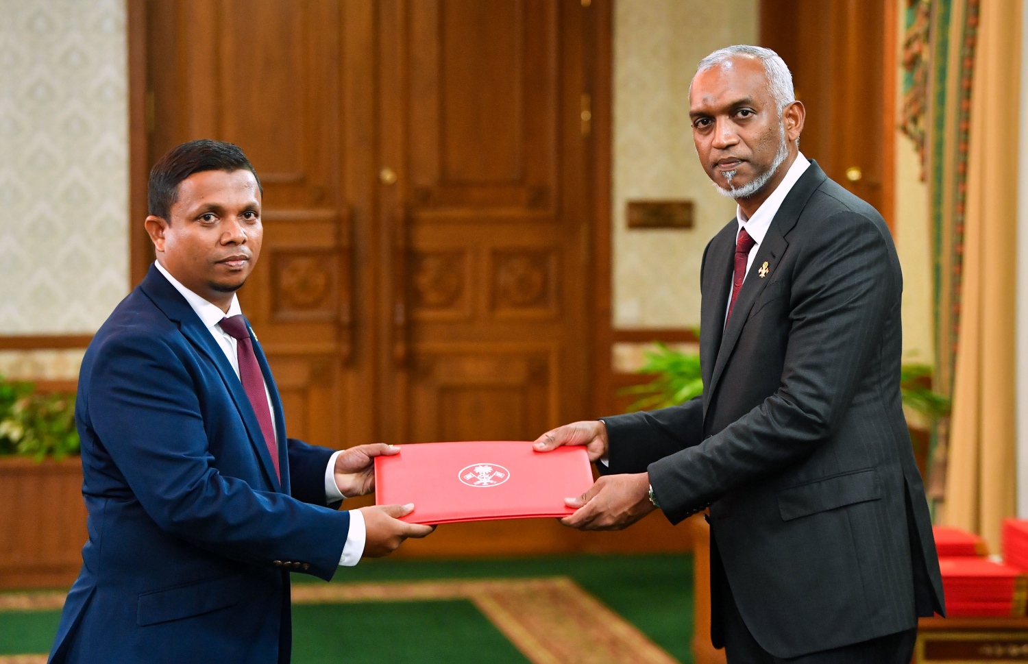 ރައީސް ޑރ މުހައްމަދު މުއިއްޒު ސަރުކާރުގެ ފިނޭންސް މިނިސްޓަރުކަމަށް އައްޔަންކުރެއްވި މުހަންމަދު ޝަފީގުއަށް މަގާމުގެ ލިޔުން ރައީސް ޑރ މުއިއްޒު ހަވާލުކޮއްދެއްވަނީ -- ފޮޓޯ: ރައީސް އޮފީސް