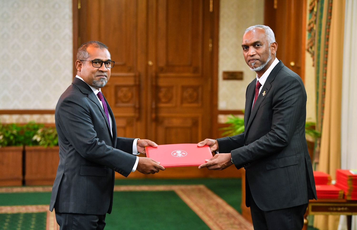 ރައީސް ޑރ މުހައްމަދު މުއިއްޒު ސަރުކާރުގެ ހެލްތު މިނިސްޓަރުކަމަށް އައްޔަންކުރެއްވި ޑރ. އަބްދުﷲ ހަލީލުއަށް މަގާމުގެ ލިޔުން ރައީސް ޑރ މުއިއްޒު ހަވާލުކޮއްދެއްވަނީ -- ފޮޓޯ: ރައީސް އޮފީސް