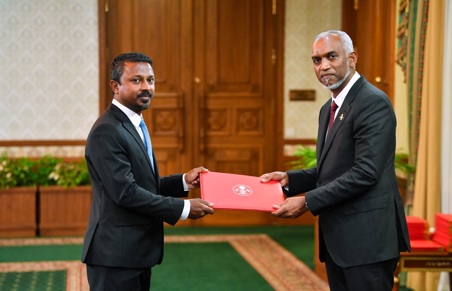 ރައީސް ޑރ. މުހައްމަދު މުއިއްޒުގެ ސަރުކާރުގެ އެޓާނީ ޖެނެރަލަކަށް އައްޔަން ކުރެއްވި އަހުމަދު އުޝާމްއާ މަގާމުގެ ލިޔުން ރައީސް ހަވާލުކޮށްދެއްވަނީ: މިނިސްޓަރުކަމަށް އައްޔަން ކުރުމުގެ ކުރިން އުޝާމް ފުރުއްވަމުން ގެންދެވީ ވިލިމާލޭ ދާއިރާގެ މަޖިލިސް މެމްބަރުކަން.--- ފޮޓޯ: ރައީސް އޮފީސް