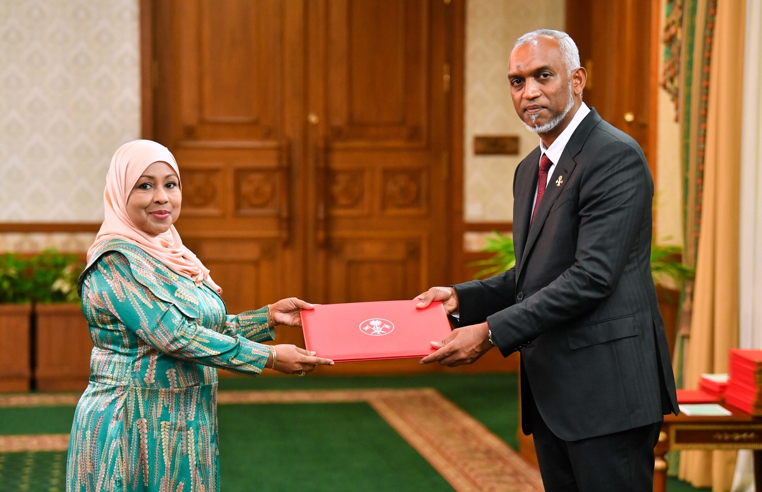 ރައީސް ޑރ. މުހައްމަދު މުއިއްޒު ސަރުކާރުގެ އެގްރިކަލްޗާ އެންޑް އެނިމަލް ވެލްފެއާ މިނިސްޓަރު ޑރ. އައިޝަތު ރަމީލާއަށް މަގާމުގެ ލިޔުން ރައީސް ޑރ މުއިއްޒު ހަވާލުކޮއްދެއްވަނީ.-- ފޮޓޯ: ރައީސް އޮފީސް