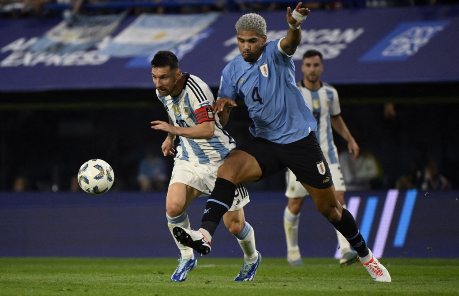 އުރުގުއޭ އަށް ލީޑު ނަގައިދިން ގޯލު ޖެހި އަރައުހޯ، މެސީ އަތުން ބޯޅަ ހޯދަން މަސައްކަތް ކުރަނީ.-- ފޮޓޯ: އޭއެފްޕީ