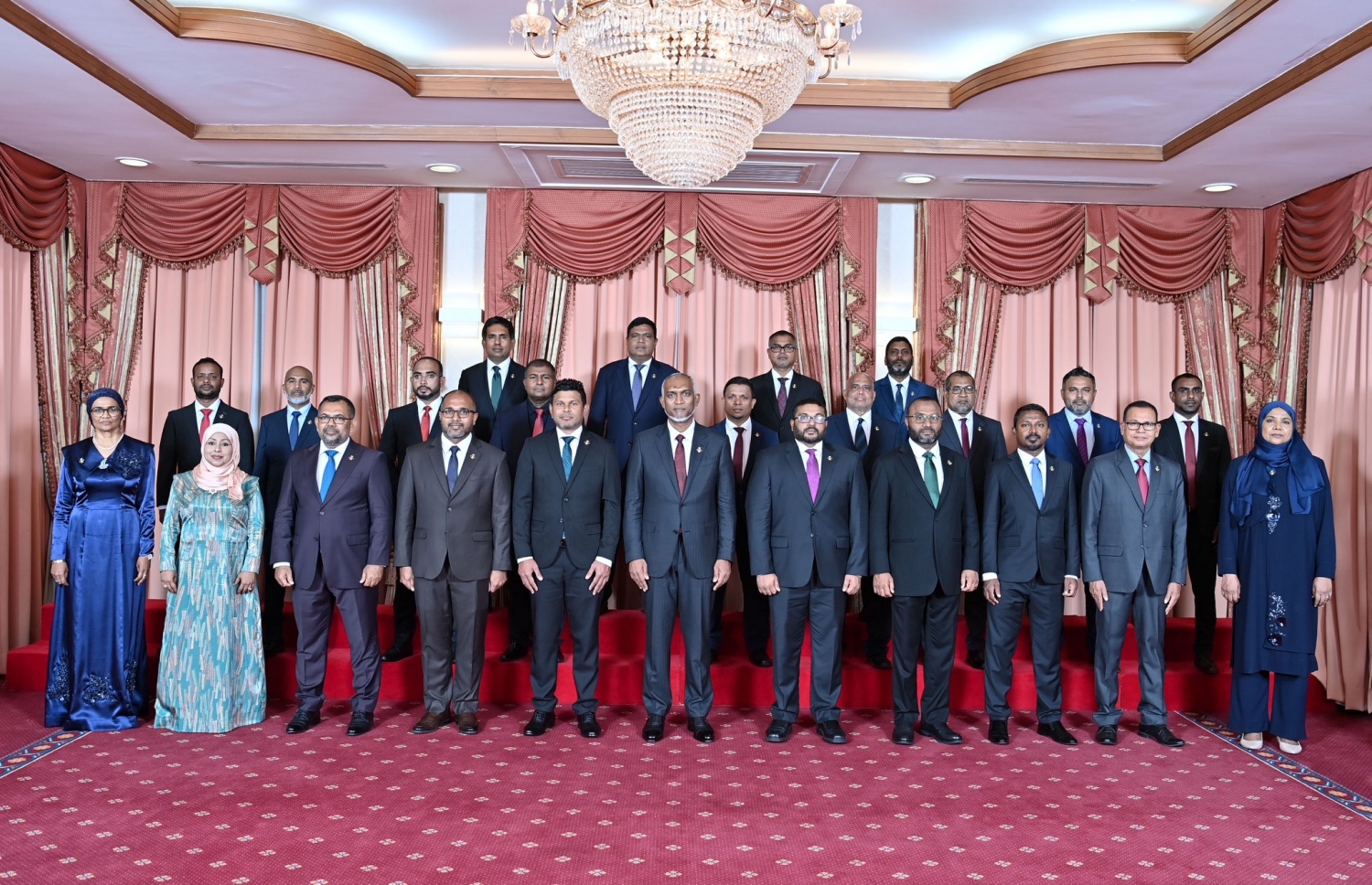 ރައީސް ޑރ. މުހައްމަދު މުއިއްޒުގެ ކެބިނެޓަށް ރޭ ވަޒީރުން އައްޔަންކުރެއްވުމަށްފަހު، އެ ބޭފުޅުންނާއެކު ފޮޓޯއަކަށް ހުއްޓިވަޑައިގެން.-- ފޮޓޯ: ރައީސް އޮފީސް