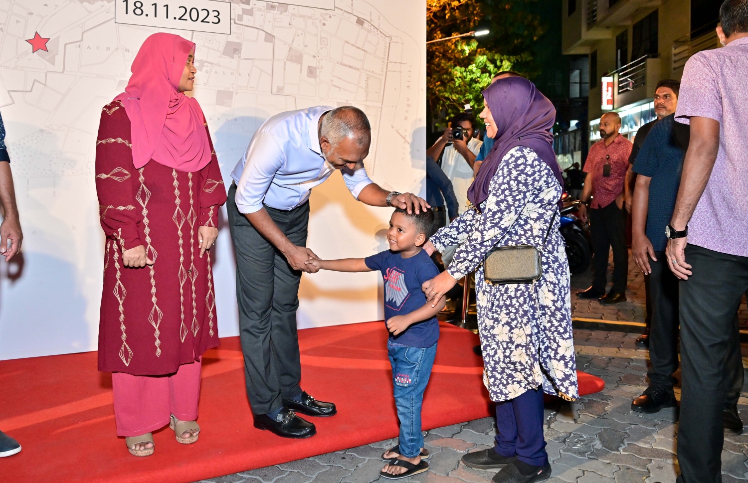 ގަޑިބުރު ތަރައްގީކޮށް ހުޅުވުމަށް ރޭ ބޭއްވި ރަސްމިއްޔާތައް ފަހު ރައީސް މުއިއްޒުގެ ދެކަނބަލުން އާއްމުންނާ ސަލާމްކުރައްވަނީ.-- ފޮޓޯ: ނިޝާން އަލީ | މިހާރު