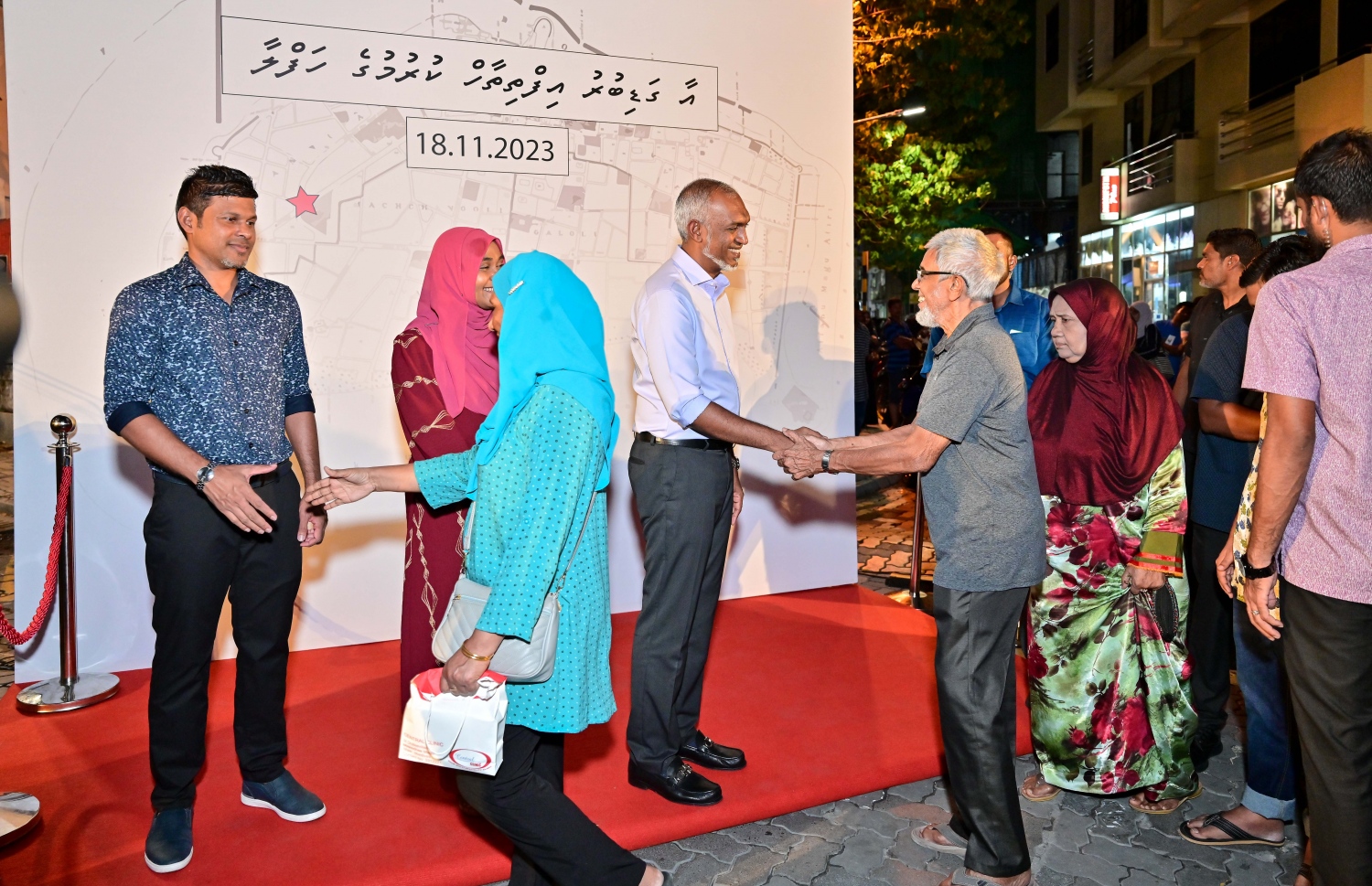 ގަޑިބުރު ތަރައްގީކޮށް ހުޅުވުމަށް ރޭ ބޭއްވި ރަސްމިއްޔާތައް ފަހު ރައީސް މުއިއްޒުގެ ދެކަނބަލުން އާއްމުންނާ ސަލާމްކުރައްވަނީ.-- ފޮޓޯ: ނިޝާން އަލީ | މިހާރު