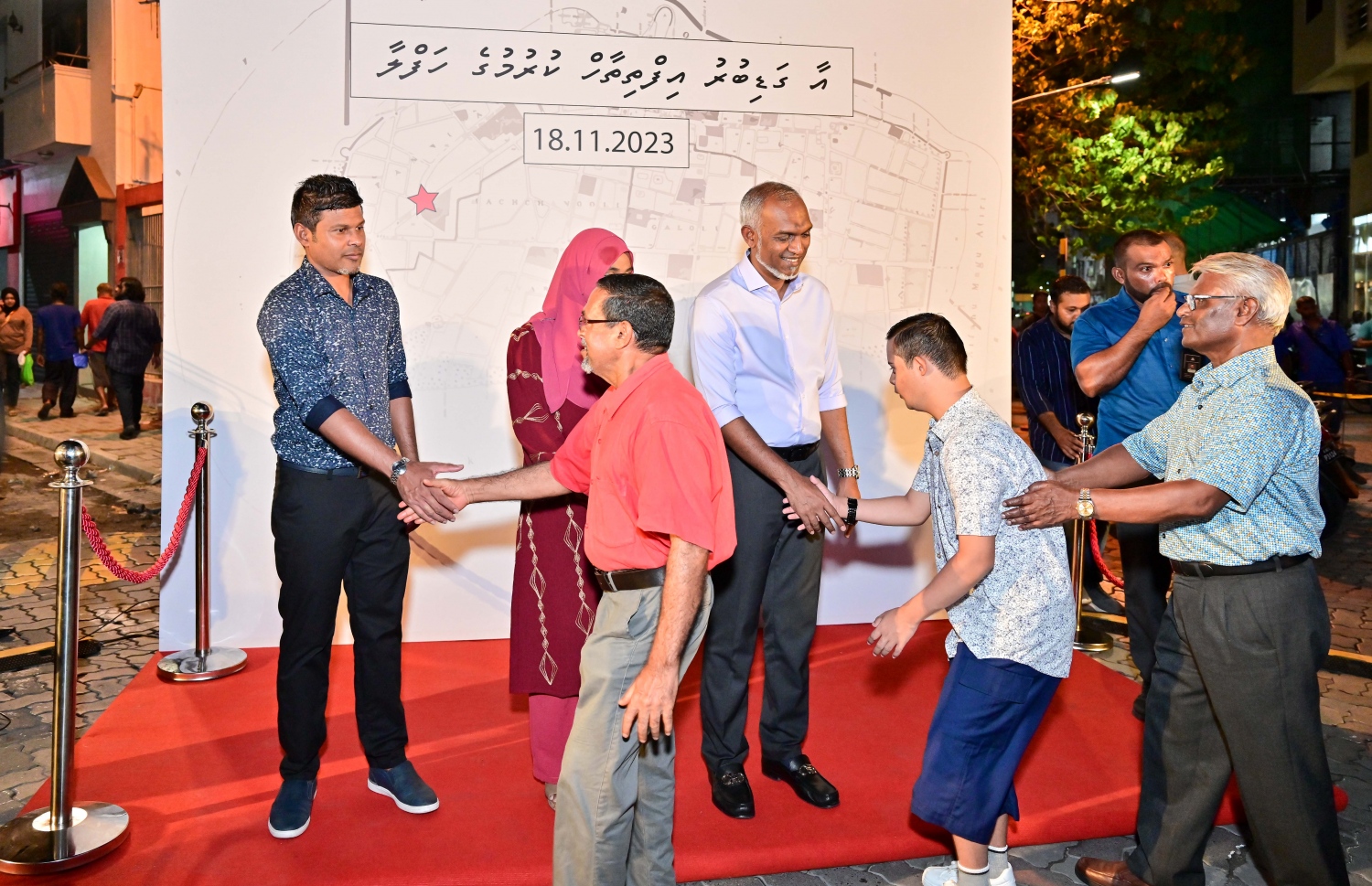 ގަޑިބުރު ތަރައްގީކޮށް ހުޅުވުމަށް ރޭ ބޭއްވި ރަސްމިއްޔާތައް ފަހު ރައީސް މުއިއްޒުގެ ދެކަނބަލުން އާއްމުންނާ ސަލާމްކުރައްވަނީ.-- ފޮޓޯ: ނިޝާން އަލީ | މިހާރު