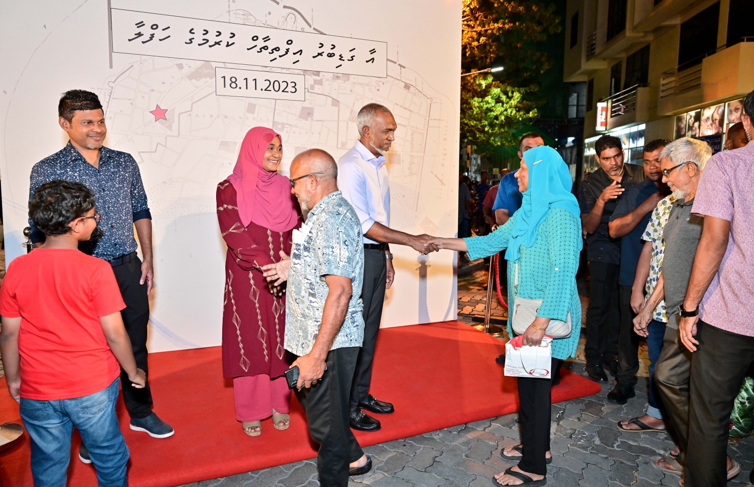 ގަޑިބުރު ތަރައްގީކޮށް ހުޅުވުމަށް ރޭ ބޭއްވި ރަސްމިއްޔާތައް ފަހު ރައީސް މުއިއްޒުގެ ދެކަނބަލުން އާއްމުންނާ ސަލާމްކުރައްވަނީ.-- ފޮޓޯ: ނިޝާން އަލީ | މިހާރު