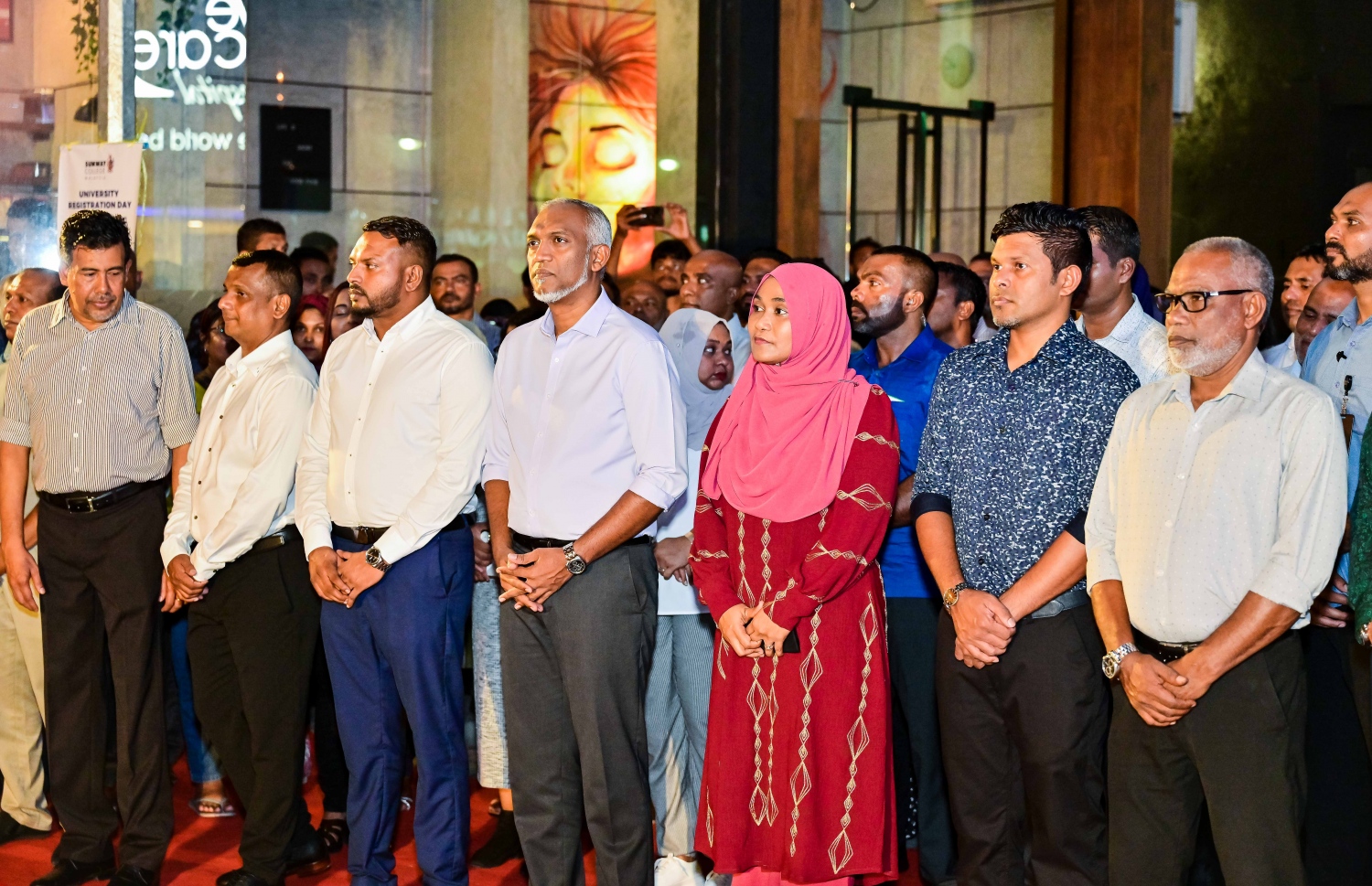 ގަޑިބުރު ތަރައްގީކޮށް ހުޅުވުމަށް ރޭ ބޭއްވި ރަސްމިއްޔާތުގައި ރައީސް މުއިއްޒުގެ ދެކަނބަލުންނާއި، ނައިބު ރައީސް ހުސެއިން މުހައްމަދު ލަތީފް ބައިވެރިވެވަޑައިގަންނަވަނީ.މި ގަޑިބުރު ތަރައްގީ ކޮށްފައިވަނީ ފަސް ވަގުތު ބަންގީގެ އަޑު ވެސް އިވޭ ގޮތަށް.-- ފޮޓޯ: ނިޝާން އަލީ | މިހާރު