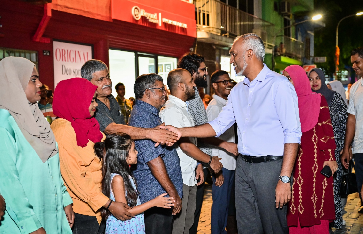 ގަޑިބުރު ތަރައްގީކޮށް ހުޅުވުމަށް ރޭ ބޭއްވި ރަސްމިއްޔާތައް ރައީސް މުހައްމަދު މުއިއްޒު ވަޑައިގަތުމުން މަރުހަބާ ކިޔަނީ. މި ގަޑިބުރު ތަރައްގީ ކޮށްފައިވަނީ ފަސް ވަގުތު ބަންގީގެ އަޑު ވެސް އިވޭ ގޮތަށް.-- ފޮޓޯ: ނިޝާން އަލީ | މިހާރު