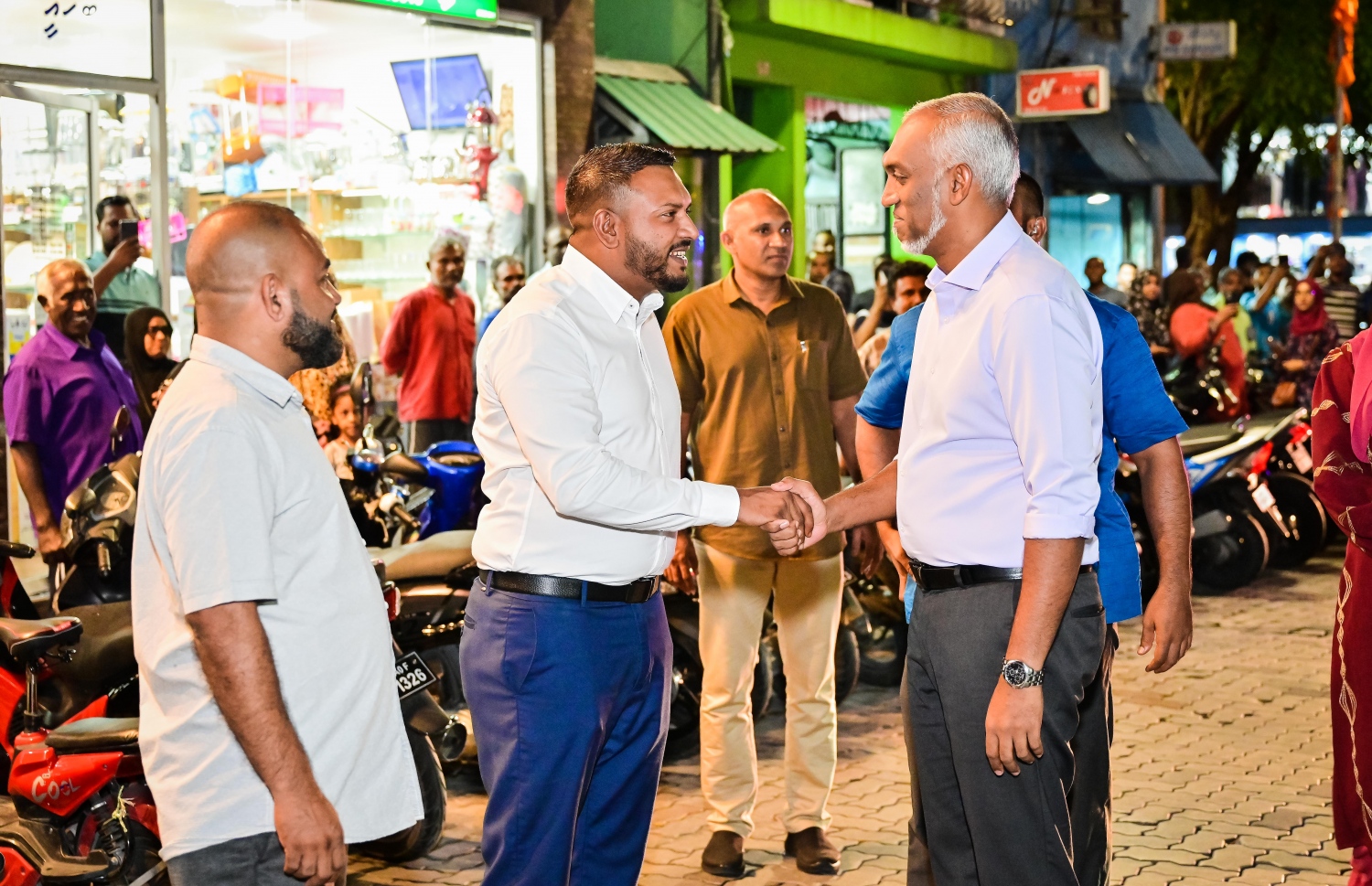 ގަޑިބުރު ތަރައްގީކޮށް ހުޅުވުމަށް ރޭ ބޭއްވި ރަސްމިއްޔާތައް ރައީސް މުހައްމަދު މުއިއްޒު ވަޑައިގަތުމުން، މާލޭ ސިޓީ މޭޔަރު ކަމާއި ވަގިތީގޮތުން ހަވާލުވެ ހުންނެވި އެ ކައުންސިލްގެ ޑެޕިއުޓީ މޭޔަރު އަހުމަދު ނަރީޝް މަރުހަބާ ދަންނަވަނީ. މި ގަޑިބުރު ތަރައްގީ ކޮށްފައިވަނީ ފަސް ވަގުތު ބަންގީގެ އަޑު ވެސް އިވޭ ގޮތަށް.-- ފޮޓޯ: ނިޝާން އަލީ | މިހާރު