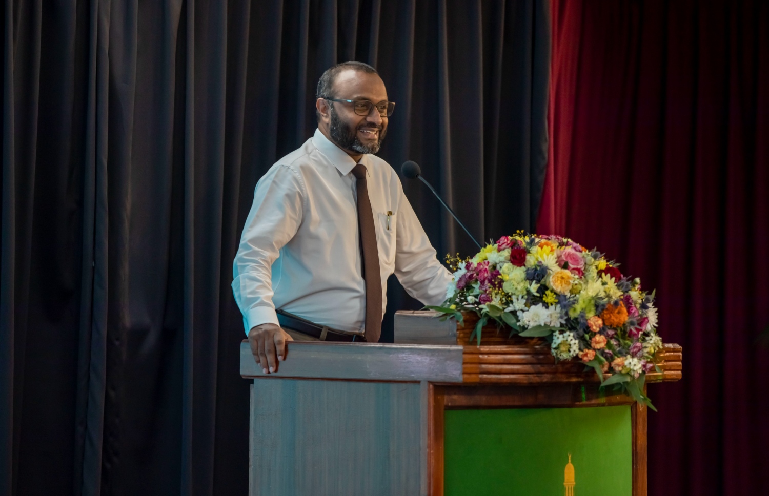 އިސްލާމިކް މިނިސްޓަރު ޑރ. މުހައްމަދު ޝަހީމް އަލީ ސައީދު މަގާމާ ހަވާލުވެޑައިގަތުމަށް ފަހު މިއަދު ރަސްމީކޮށް އޮފީހަށް ނުކުމެވަޑައިގެން މިނިސްޓްރީގެ މުވައްޒަފުންނާ މުހާތަބުކުރައްވަނީ.-- ފޮޓޯ: އިސްލާމިކް މިނިސްޓްރީ