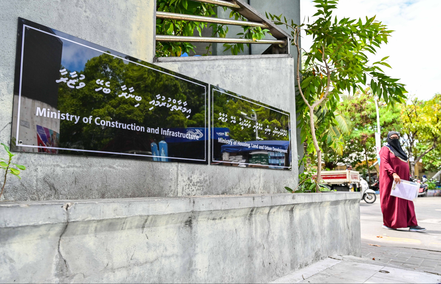 ހައުސިން މިނިސްޓްރީ އާއި ކޮންސްޓްރަކްޝަން މިނިސްޓްރީގެ ނަން ބޯޑު.-- ފޮޓޯ: މިހާރު