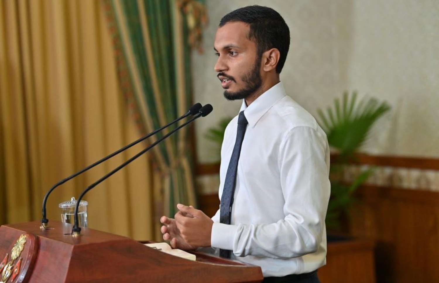 އާ ސަރުކާރުން، ރައީސް އޮފީހުގައި ބޭއްވި ފުރަތަމަ ނިއުސް ކޮންފަރެންސްގައި ފިރުޒުލް ވާހަކަދައްކަވަނީ.-- ފޮޓޯ: ރައީސް އޮފީސް