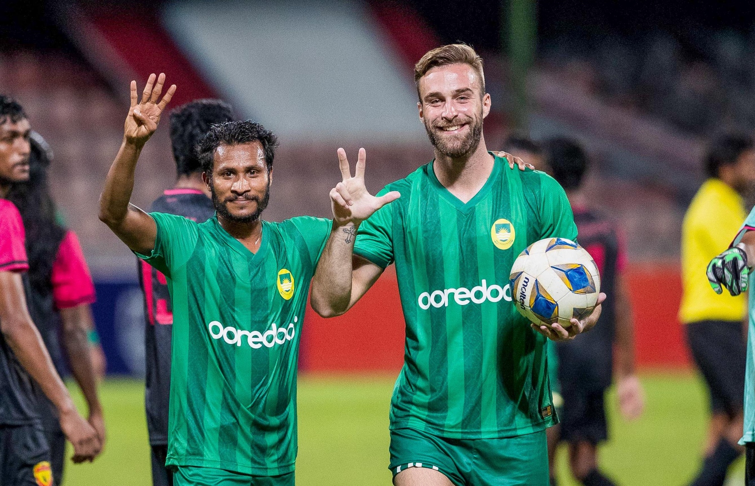 ހަމްޒާ އާއި ބަލަބަނޮވިޗް؛ ދެ ކުޅުންތެރިން ވެސް ވަނީ ހެޓްރިކް ހަދައިފަ.-- ފޮޓޯ: ފަޔާޒް މޫސާ/ މިހާރު