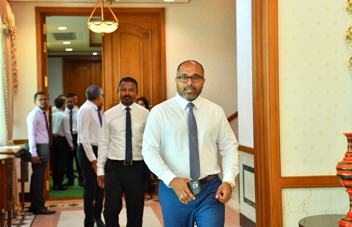 ރައީސް ޑރ. މުހައްމަދު މުއިއްޒުގެ ސަރުކާރުގެ ފުރަތަމަ ކެބިނެޓް ބައްދަލުވުމަށް ހޯމްލޭންޑް ސެކިއުރިޓީ އެންޑް ޓެކްނޮލޮޖީ މިނިސްޓަރު އަލީ އިހުސާނާއި އެޓާނީ ޖެނެރަލް އަހުމަދު އުޝާމް ވަދެވަޑައިގަންނަވަނީ.--- ފޮޓޯ: ރައީސް އޮފީސް