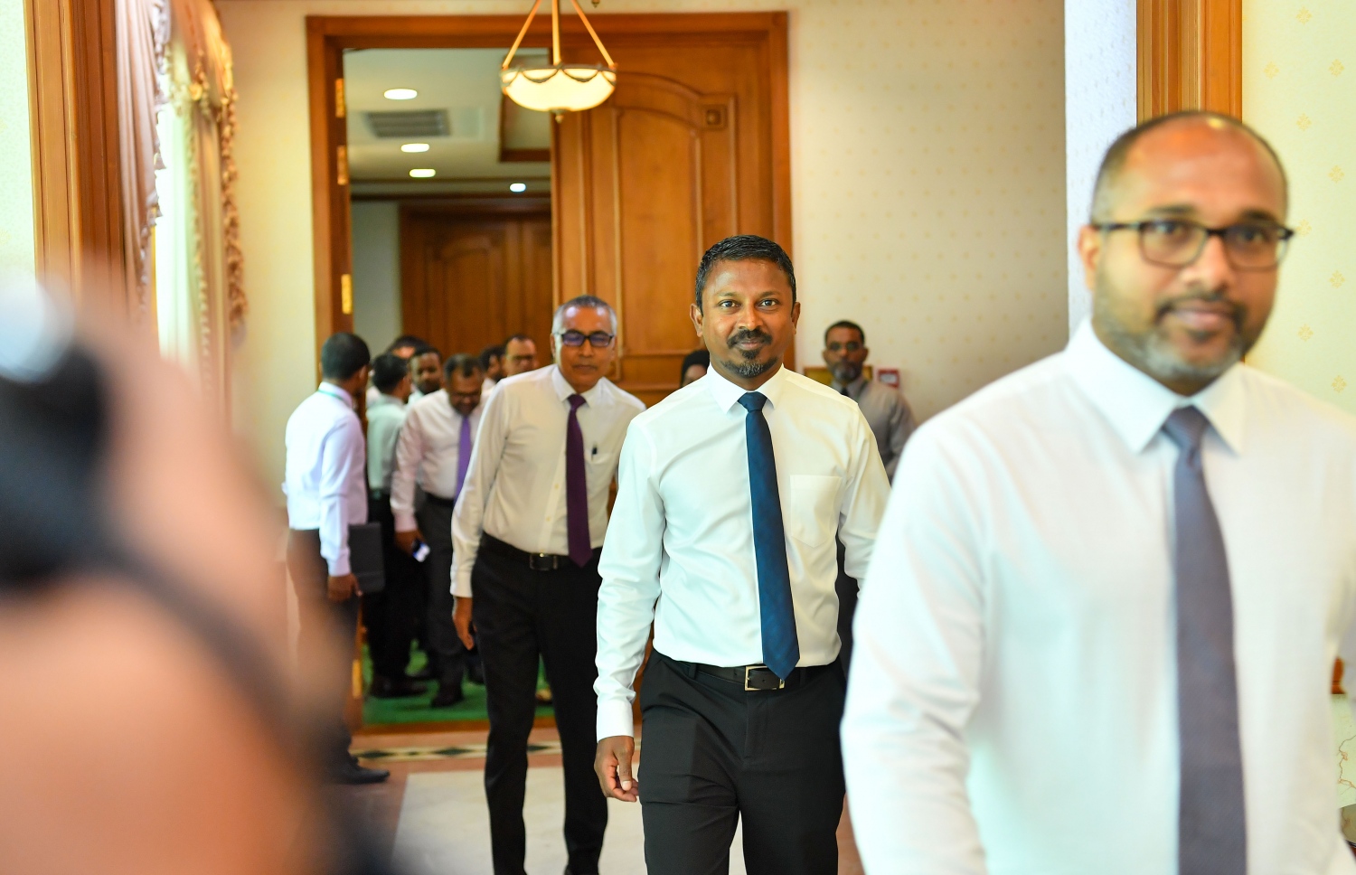 މި ސަރުކާރުގެ ފުރަތަމަ ކެބިނެޓް ބައްދަލުވުން ނިންމާލެއްވުމަށްފަހު މިނިސްޓަރ އޮފް ހޯމްލޭންޑް ސެކިއުރިޓީ އެންޑް ޓެކްނޯލޮޖީ އަލީ އިހުސާން އާއި އެޓާނީ ޖެނެރަލް އަހުމަދު އުޝާމް ނިކުމެވަޑައިގަންނަވަނީ -- ފޮޓޯ: ރައީސް އޮފީސް