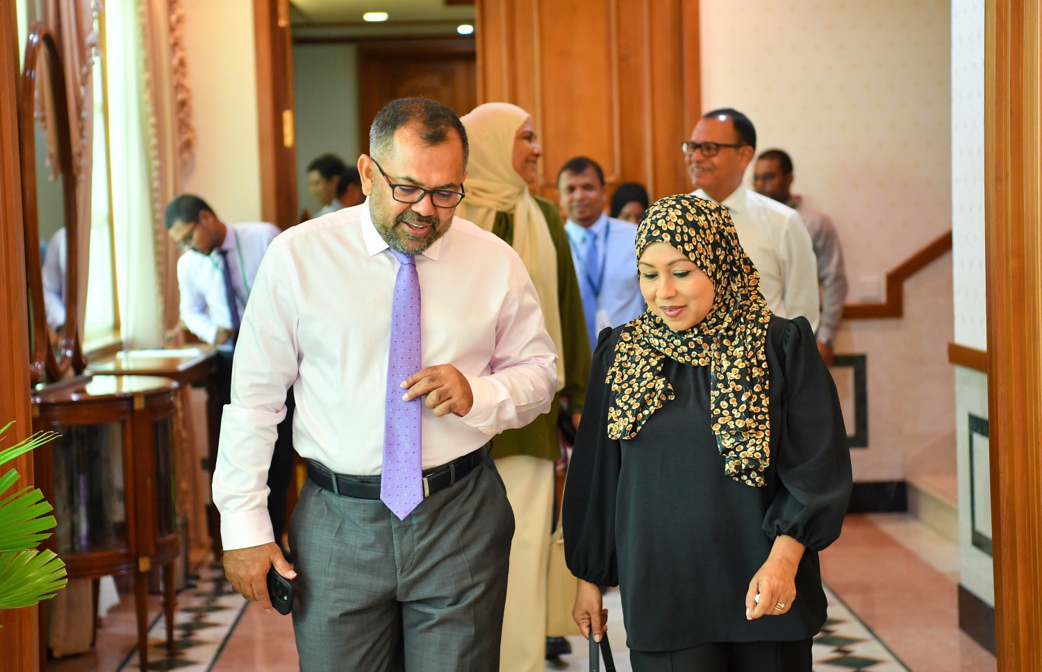 ފޮރިން މިނިސްޓަރު މޫސާ ޒަމީރާއި އެގްރިކަލްޗަރު އެންޑް އެނިމަލް ވެލްފެއާ މިނިސްޓަރު ޑރ އައިޝަތު ރަމީލާ ރައީސް ޑރ. މުހައްމަދު މުއިއްޒު ސަރުކާރުގެ ފުރަތަމަ ކެބިނެޓް ބައްދަލުވުމަށް ވަދެވަޑައިގަންނަވަނީ.--- ފޮޓޯ: ރައީސް އޮފީސް