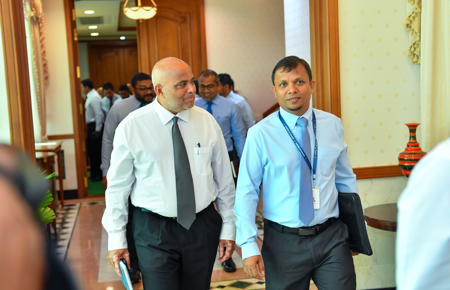 ރައީސް ޑރ. މުއިއްޒުގެ ސަރުކާރުގެ ފުރަތަމަ ކެބިނެޓް ބައްދަލުވުމަށް ފިނޭންސް މިނިސްޓަރު ޑރ. މުހައްމަދު ޝަފީގާއި ހައުސިން މިނިސްޓަރު ޑރ. އަލީ ހައިދަރު ވަދެވަޑައިގަންނަވަނީ.--- ފޮޓޯ: ރައީސް އޮފީސް