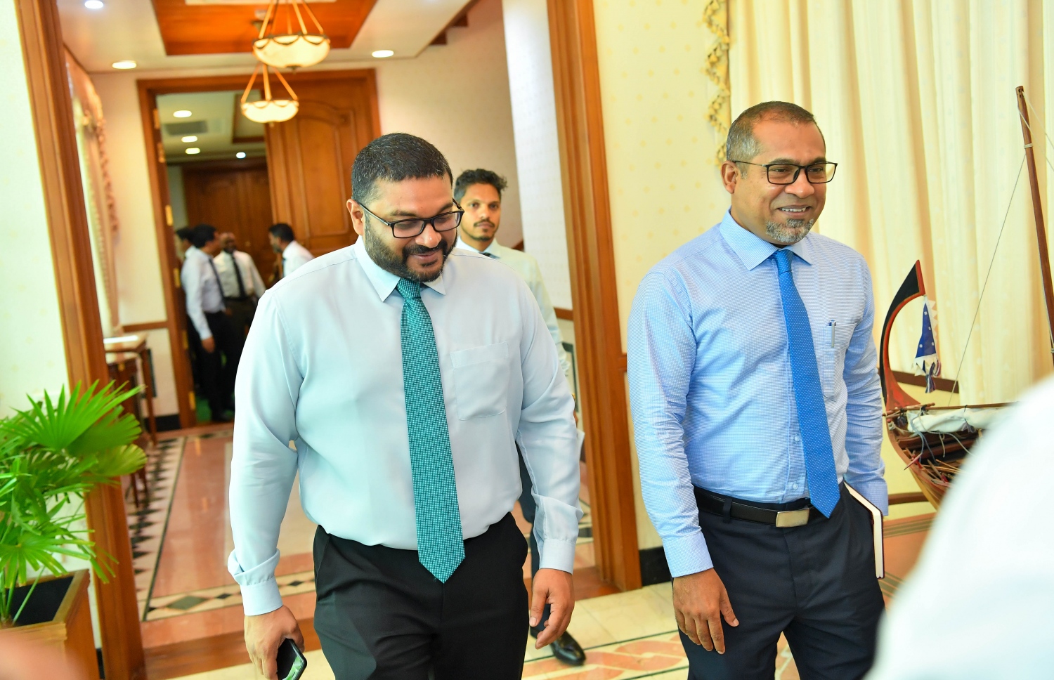 ކެބިނެޓުގެ ބައްދަލުވުމަކަށް ޑިފެންސް މިނިސްޓަރު ޣައްސާން މައުމޫނާއި ހެލްތު މިނިސްޓަރު ހަލީލް ވަޑައިގަންނަވަނީ.