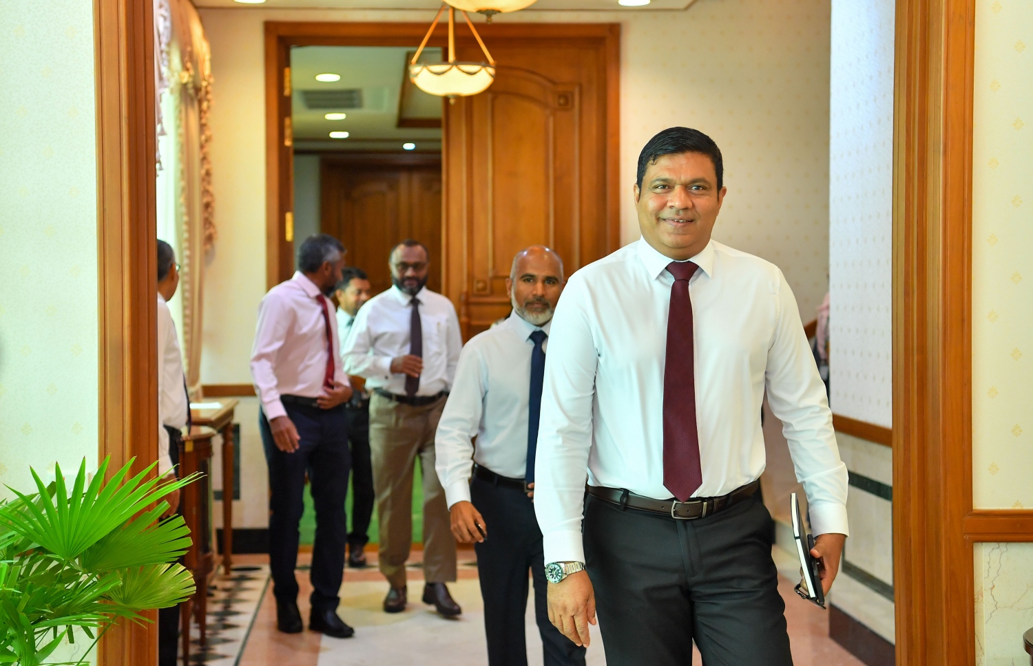 މި ސަރުކާރުގެ ފުރަތަމަ ކެބިނެޓް ބައްދަލުވުމަށް ޓްރާންސްޕޯޓް މިނިސްޓަރު މުހައްމަދު އަމީން ވަދެވަޑައިގަންނަވަނީ. --- ފޮޓޯ: ރައީސް އޮފީސް