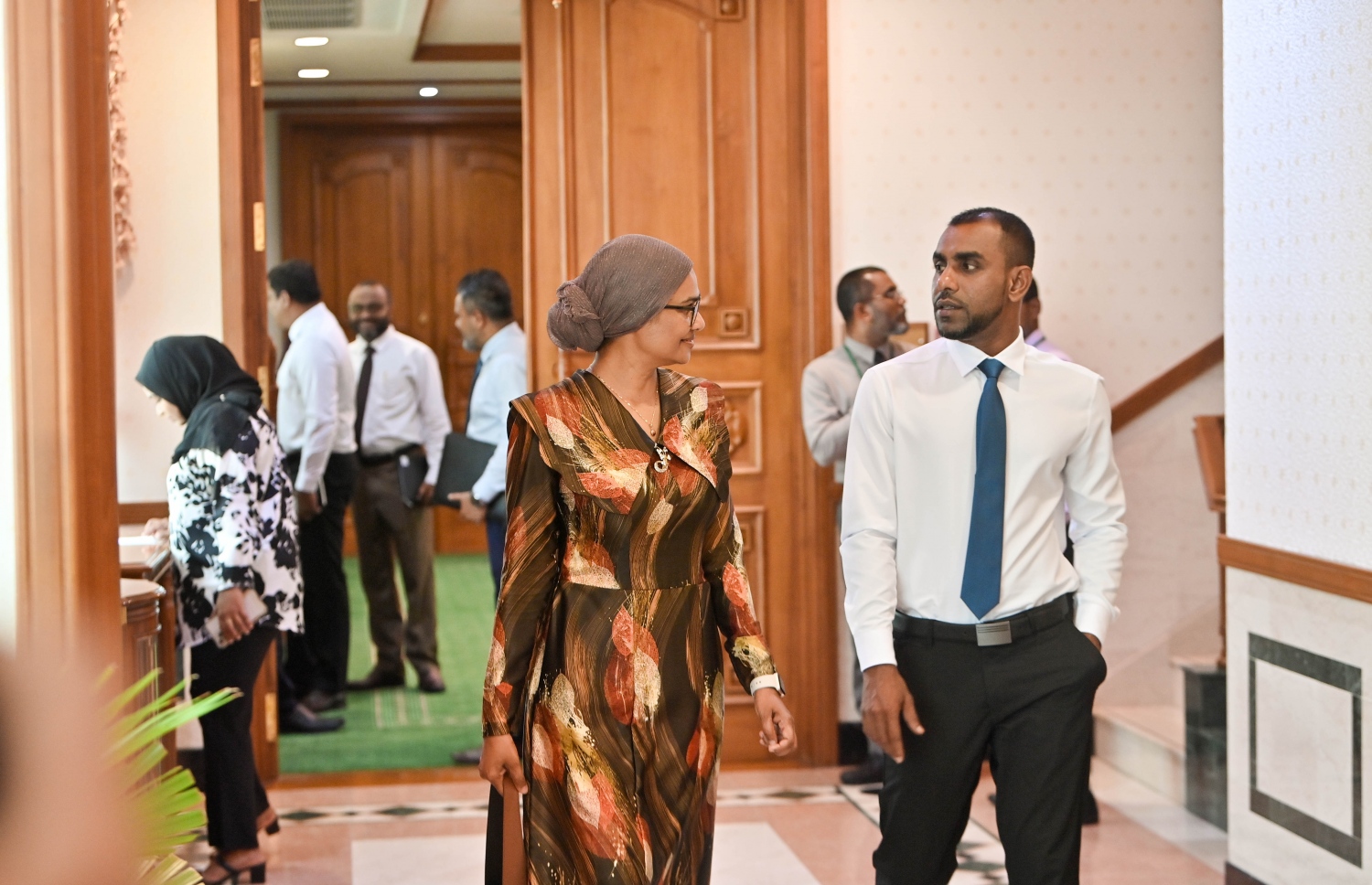 މި ސަރުކާރުގެ ފުރަތަމަ ކެބިނެޓް ބައްދަލުވުމަށް ހަޔާ އެޑިއުކޭޝަން މިނިސްޓަރު ޑރ މަރިޔަމް މާރިޔާ އާއި ޓޫރިޒަމް މިނިސްޓަރު އިބްރާހިމް ފައިސަލް ވަދެވަޑައިގަންނަވަނީ.--- ފޮޓޯ: ރައީސް އޮފީސް