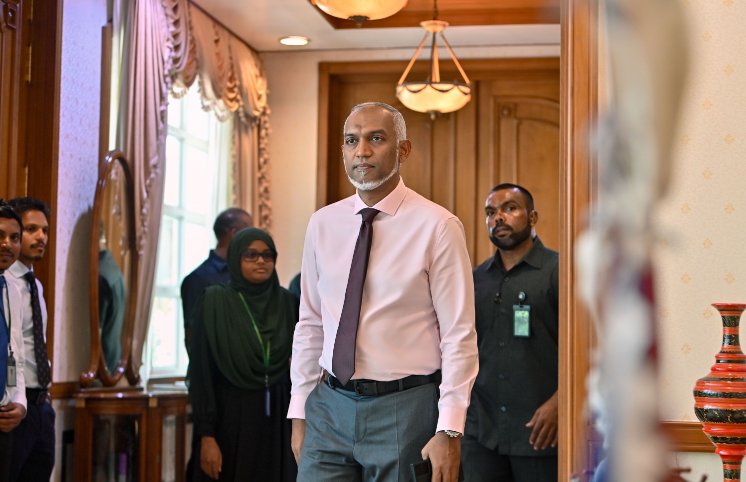 އާ ރައީސް ޑރ. މުހައްމަދު މުއިއްޒު އެ މަނިކުފާނުގެ ކެބިނެޓްގެ ފުރަތަމަ ބައްދަލުވުމަށް ވަދެވަޑައިގަންނަވަނީ.--- ފޮޓޯ: ރައީސް އޮފީސް