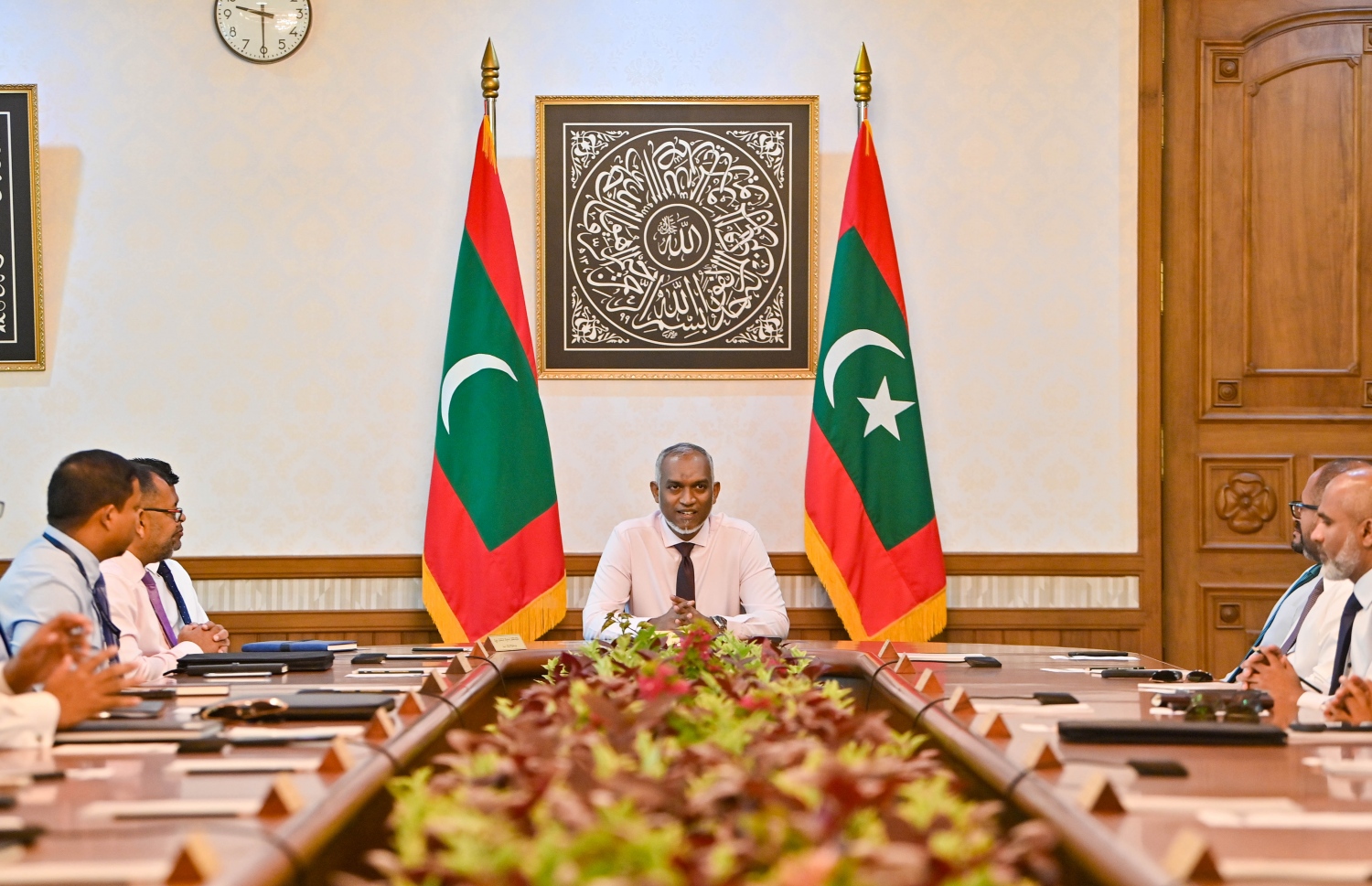 މި ސަރުކާރުގެ ފުރަތަމަ ކެބިނެޓް ބައްދަލުވުމުގައި ރައީސް ޑރ. މުހައްމަދު މުއިއްޒު ވާހަކަފުޅު ދައްކަވާއިރު، ވަޒީރުން އެ ވާހަކަފުޅު އަޑުއައްސަވަނީ.--- ފޮޓޯ: ރައީސް އޮފީސް