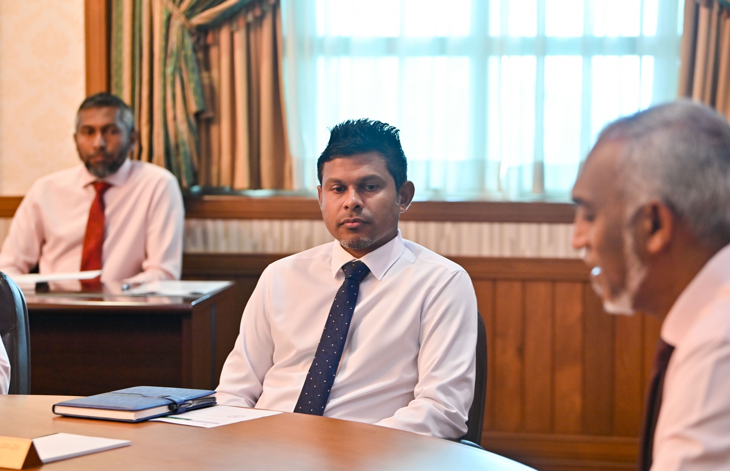 މި ސަރުކާރުގެ ފުރަތަމަ ކެބިނެޓް ބައްދަލުވުމުގައި ރައީސް ޑރ. މުހައްމަދު މުއިއްޒާއި ނައިބު ރައީސް ހުސެއިން މުހައްމަދު ލަތީފު ބައިވެރިވެވަޑައިގަންނަވަނީ.-- ފޮޓޯ: ރައީސް އޮފީސް